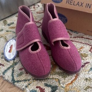 NWT FoamTreads Ergonomic Slippers. Size 8